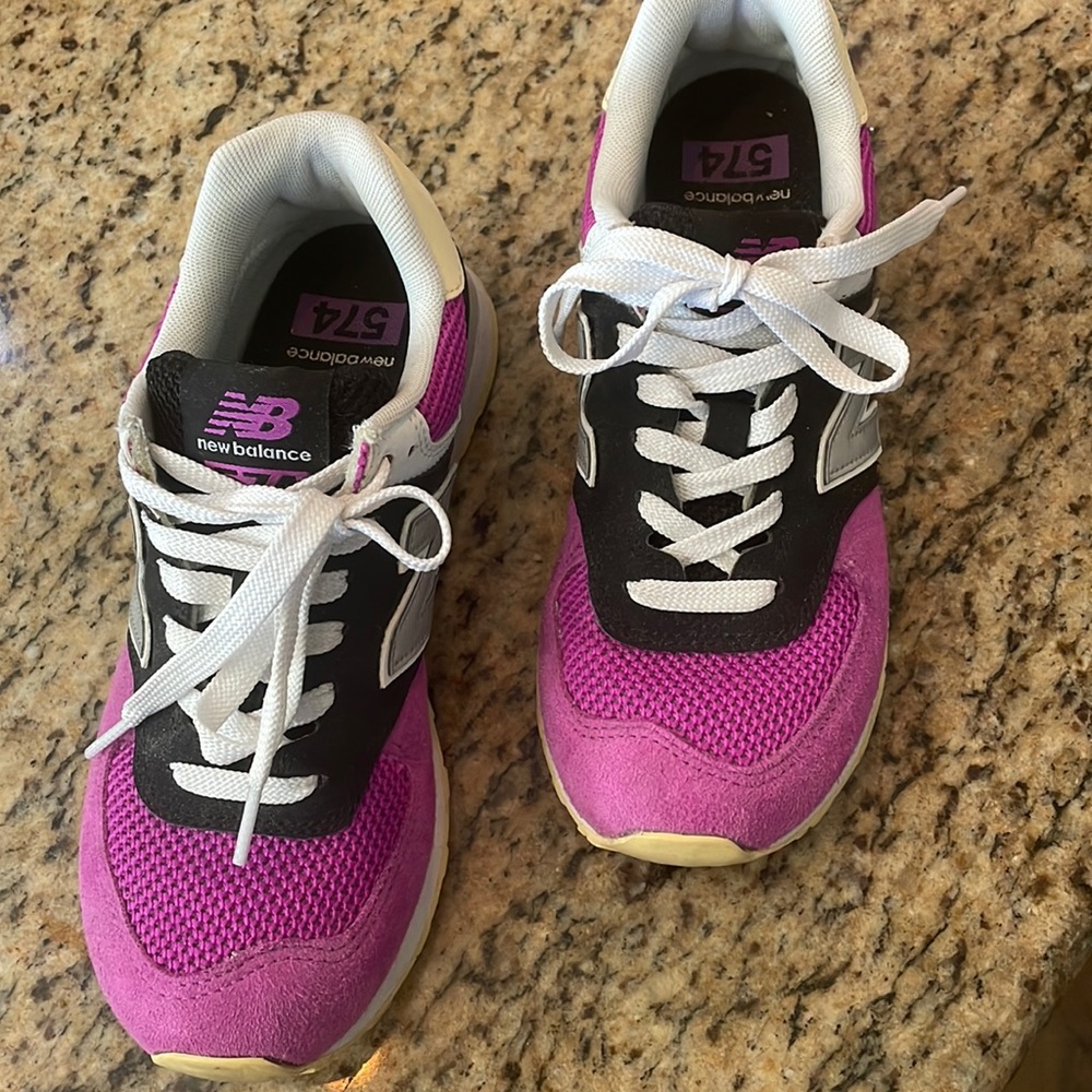 Gently worn.. New Balance Women’s tennis shoes.
